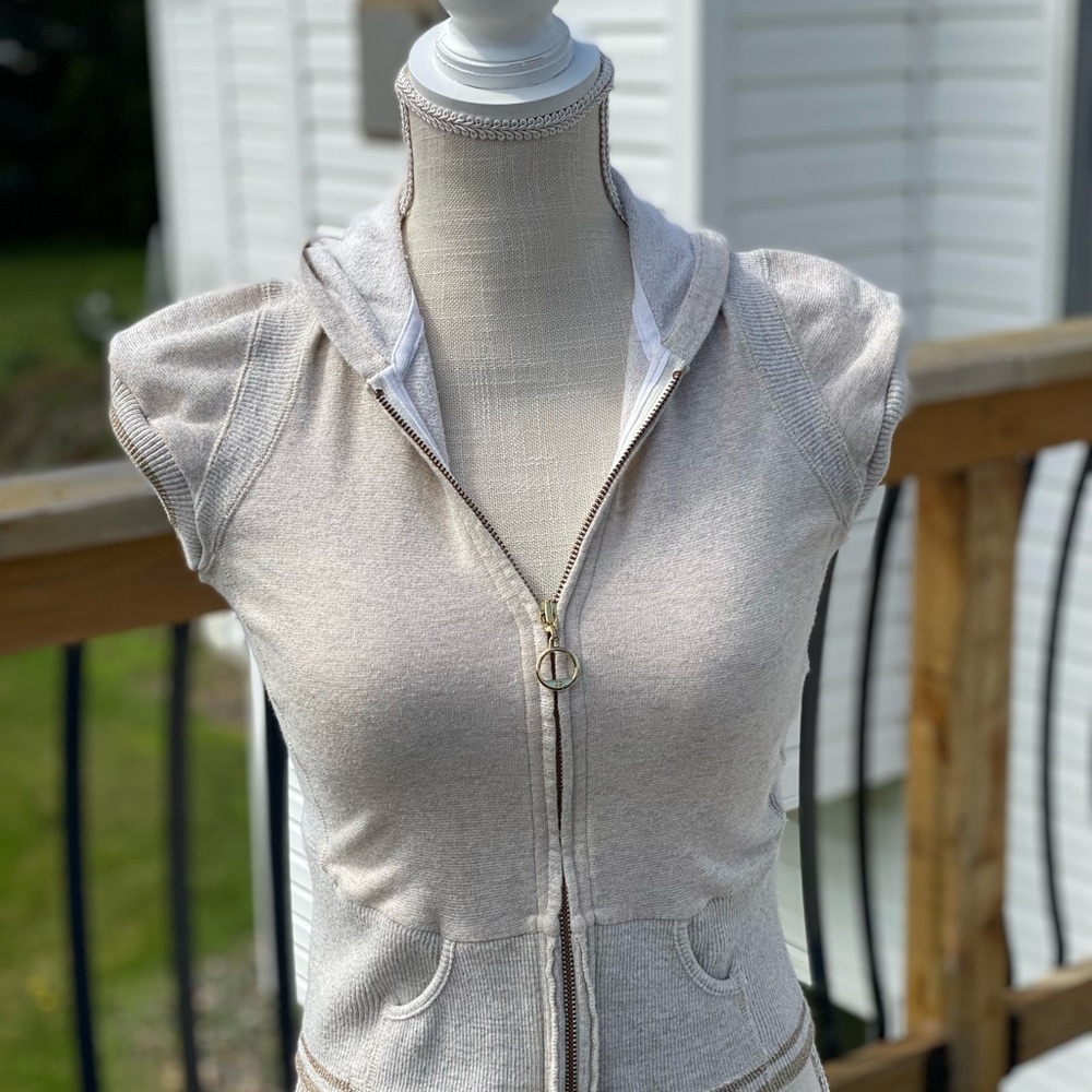 🔥Burberry Glistening Gold on Cream- Blue Label sz 38 Zip Up Hoodie! ❤️Adorable